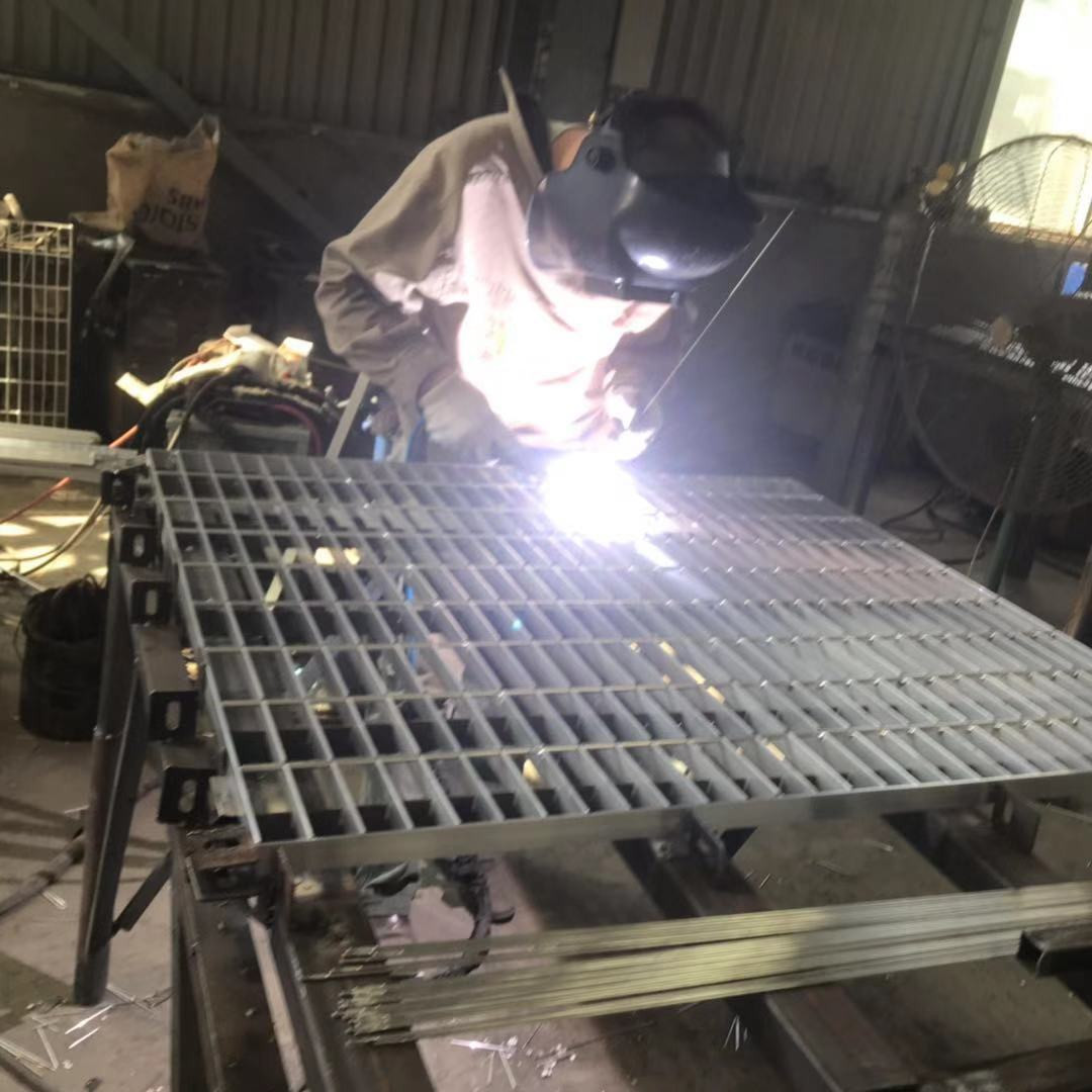 熱鍍鋅踏步板.jpg 熱鍍鋅踏步板.jpg